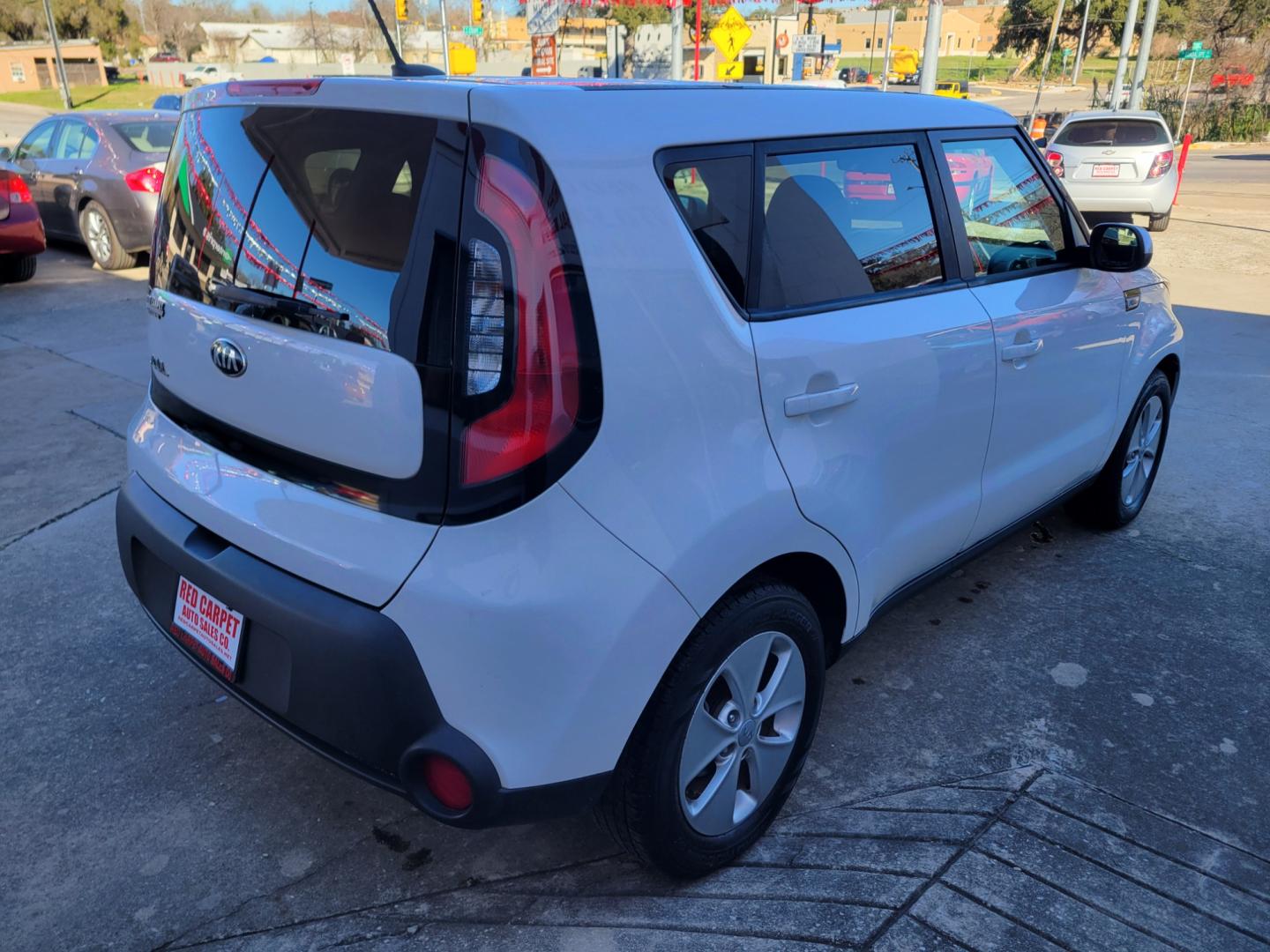 2016 WHITE Kia Soul Base 6A (KNDJN2A27G7) with an 1.6L L4 DOHC 16V engine, 6A transmission, located at 503 West Court, Seguin, TX, 78155, (830) 379-3373, 29.568621, -97.969803 - Photo#2